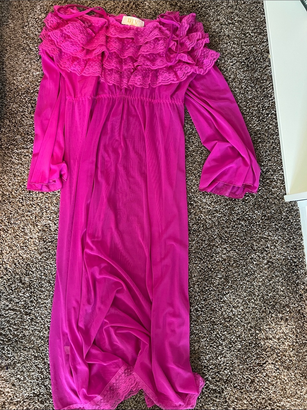 DIV Off-Shoulder Fuchsia Lace Chemise-Vintage